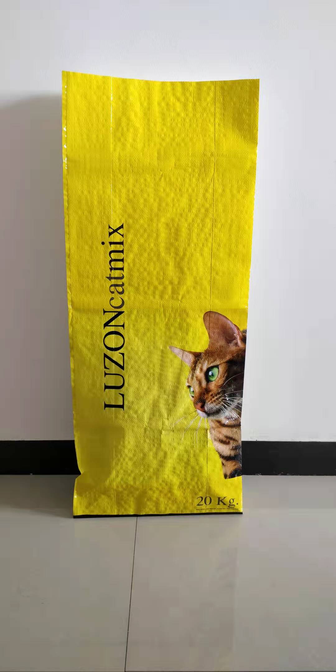 Wholesale cat food bag 10kg made with various healthy natural ingredients.