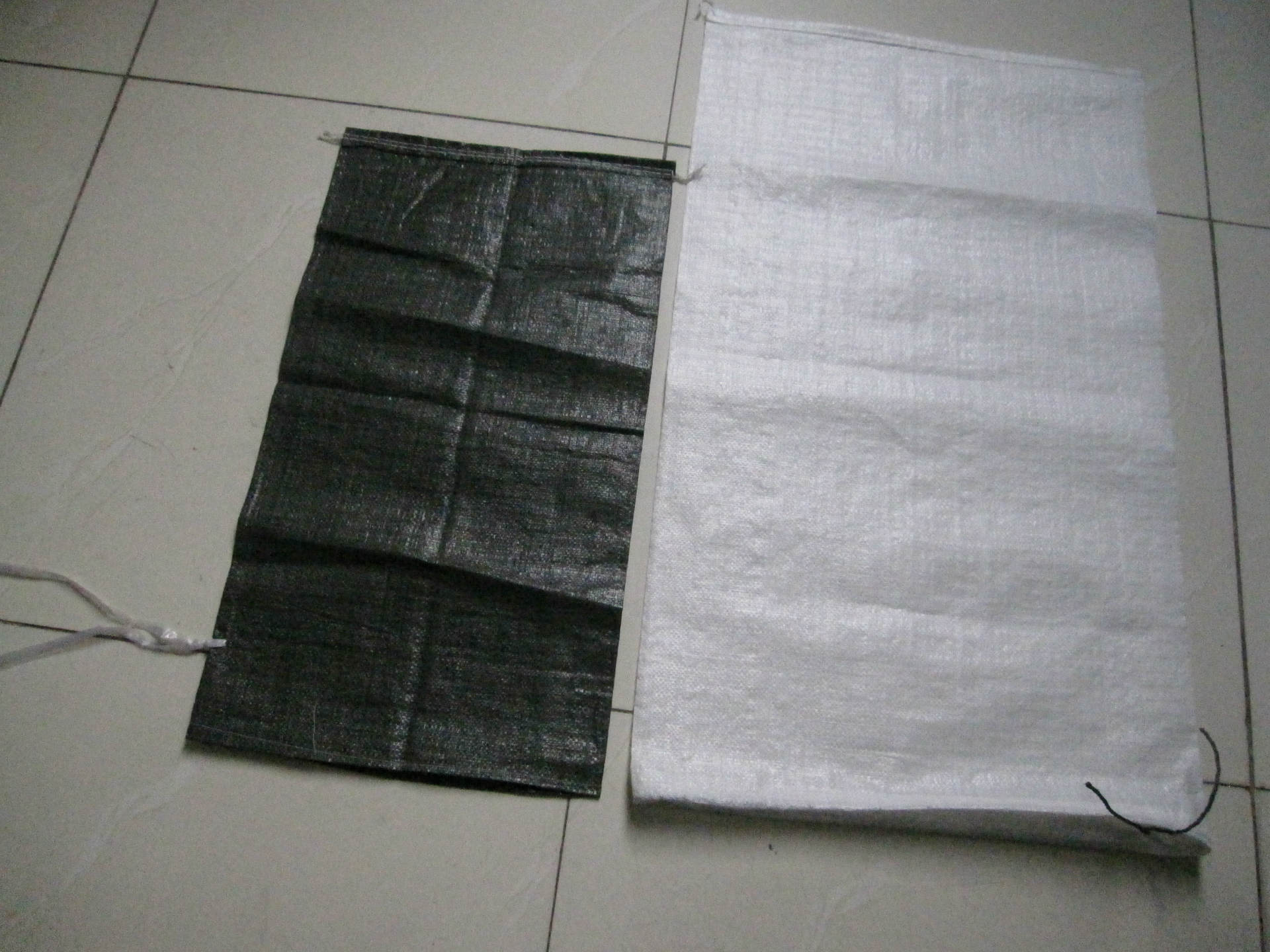 BOPP bags (Biaxially Oriented Polypropylene bags) are made of a laminated woven polypropylene.